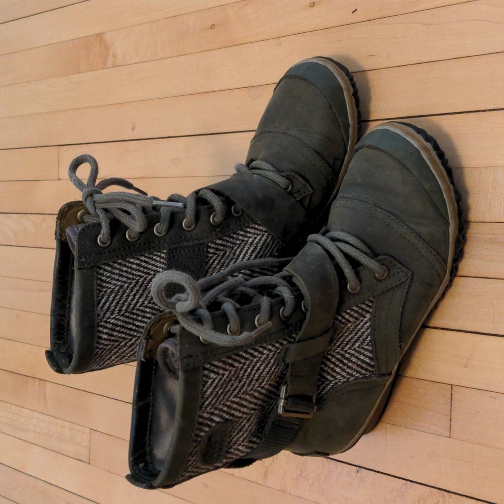 Womens Sorel Boots, olive green with wool panel and strap detail, size 5 1/2